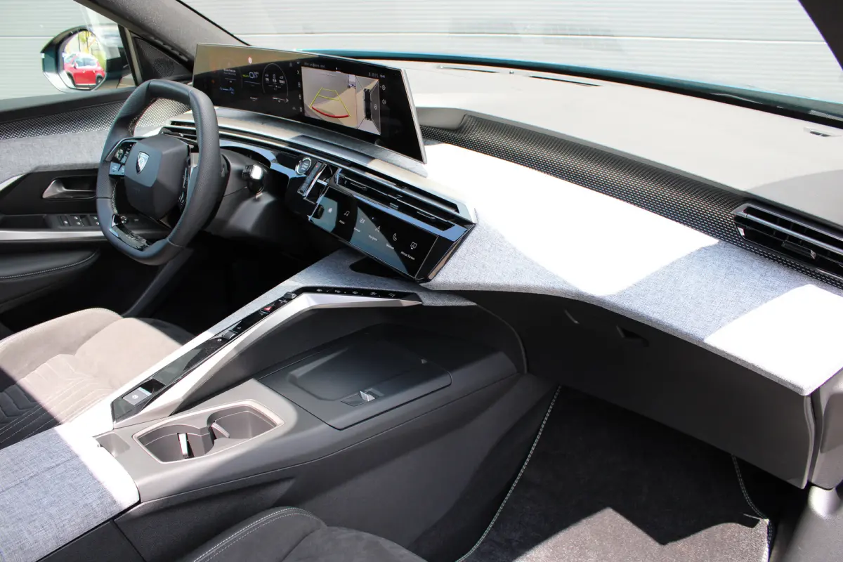 1.6 plug-in Hybrid 195pk GT | Automaat | Navigatie | Camera | Panorama/schuifdak | Luxe stoelen | Massage | 3.750km |