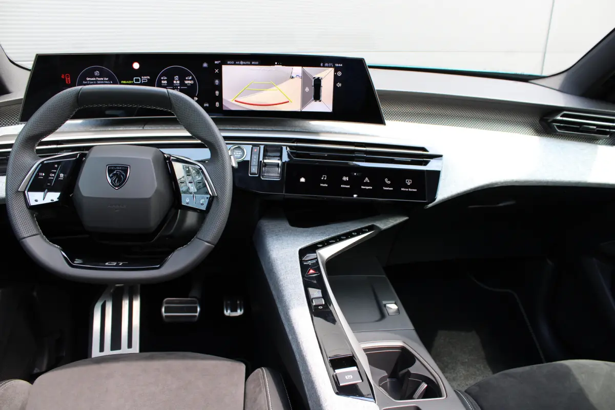 1.6 plug-in Hybrid 195pk GT | Automaat | Navigatie | Camera | Panorama/schuifdak | Luxe stoelen | Massage | 3.750km |