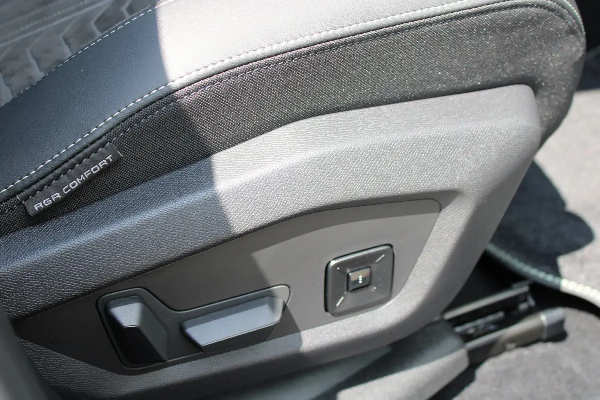 1.6 plug-in Hybrid 195pk GT | Automaat | Navigatie | Camera | Panorama/schuifdak | Luxe stoelen | Massage | 3.750km |