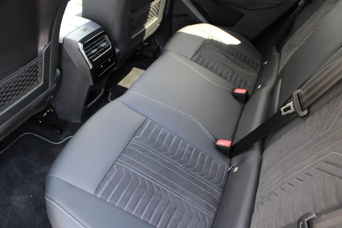 1.6 plug-in Hybrid 195pk GT | Automaat | Navigatie | Camera | Panorama/schuifdak | Luxe stoelen | Massage | 3.750km |