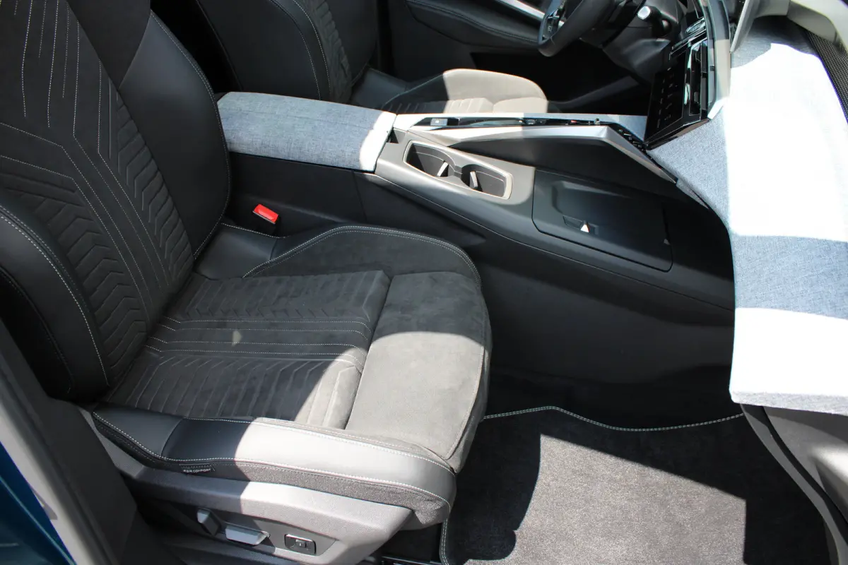 1.6 plug-in Hybrid 195pk GT | Automaat | Navigatie | Camera | Panorama/schuifdak | Luxe stoelen | Massage | 3.750km |