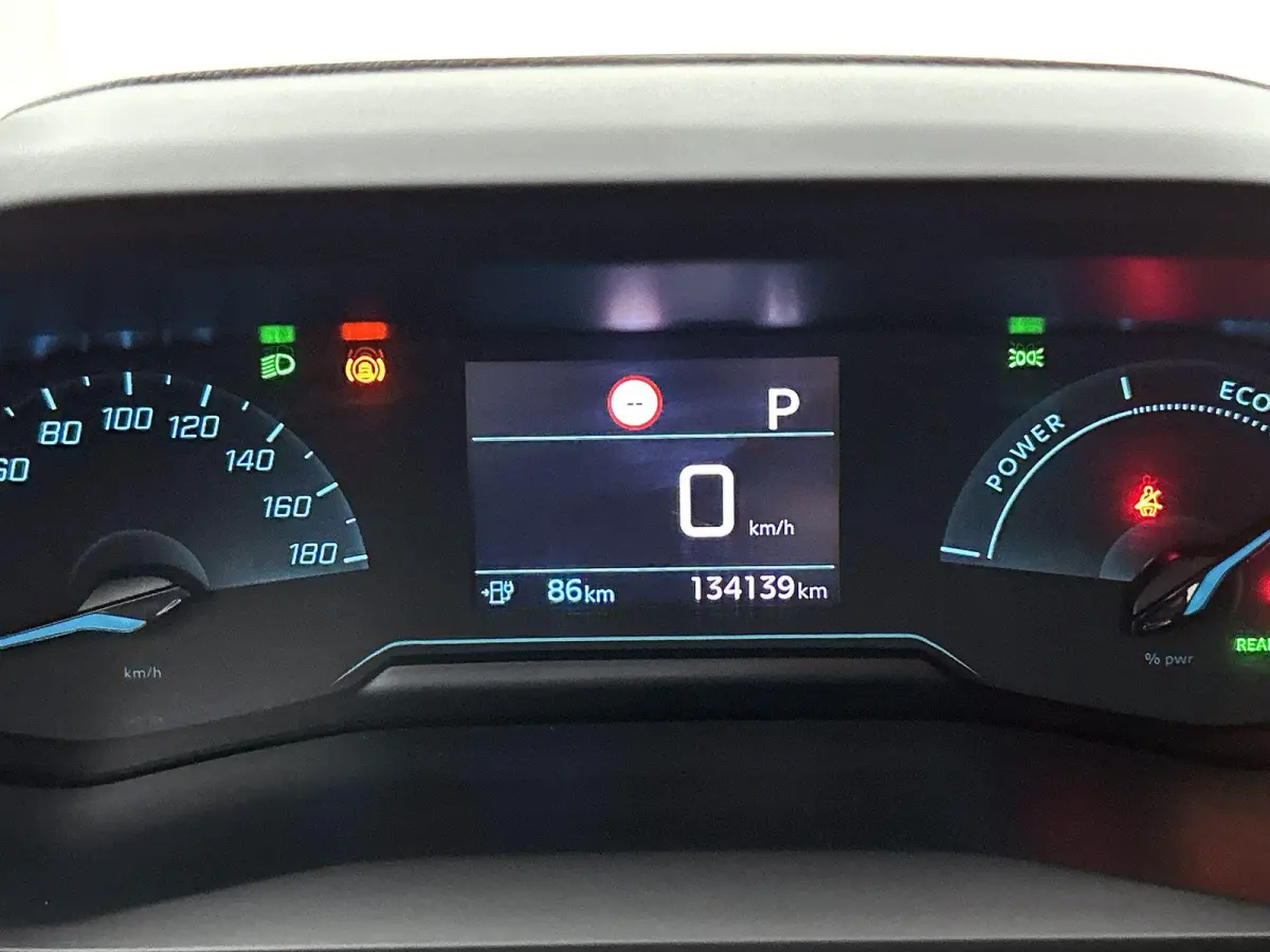 SUV EV Active 50 kWh 136pk | Accu 90% | Navigatie via Apple Carplay / Android Auto | Climate Control | Cruise Control | Parkeersensoren | Bluetooth | DAB+ radio | Keyless start | Automatisch