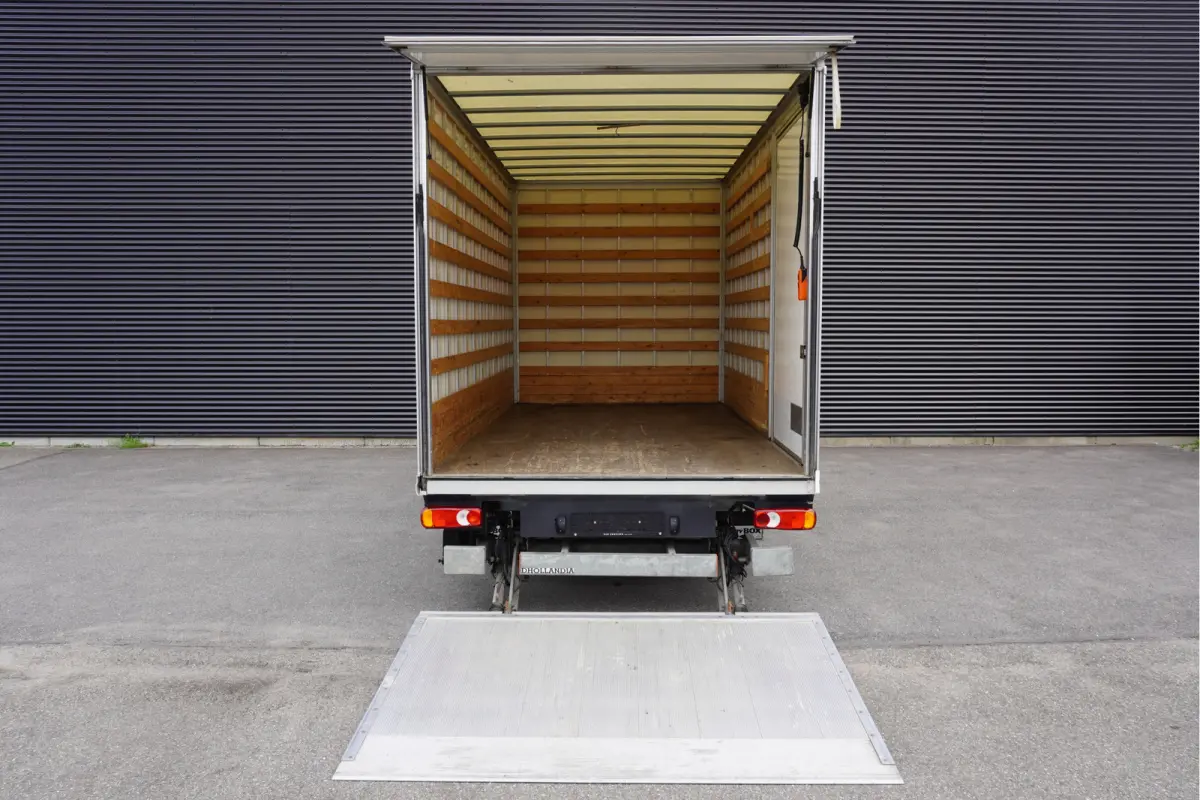 170pk Euro6 Bakwagen 443x213x223 Laadklep Zijdeur Navigatie Airco Lat om lat Koffer LBW