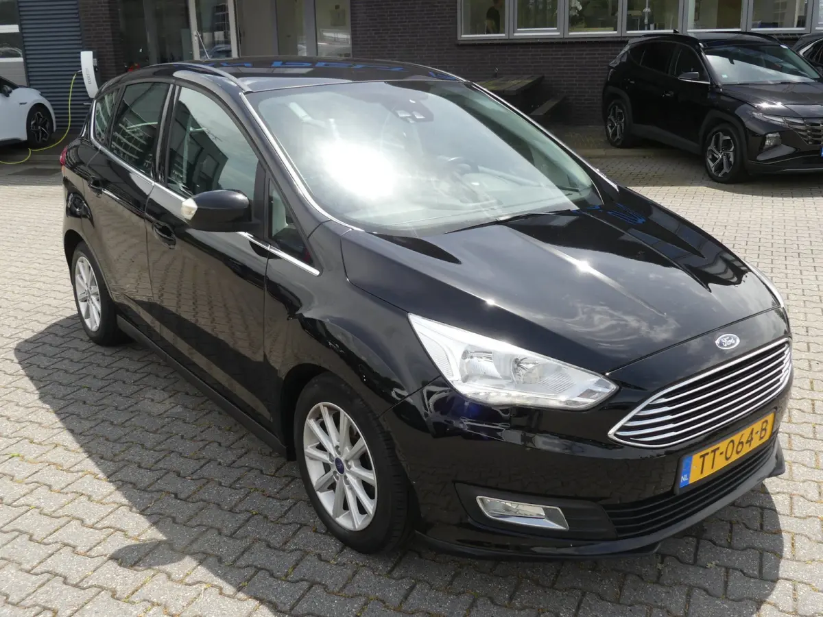 1.0 Titanium / Navigatie / Panoramadak / Apple Carplay