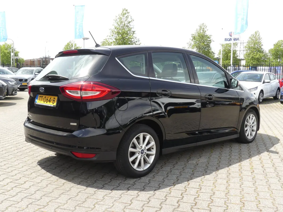 1.0 Titanium / Navigatie / Panoramadak / Apple Carplay
