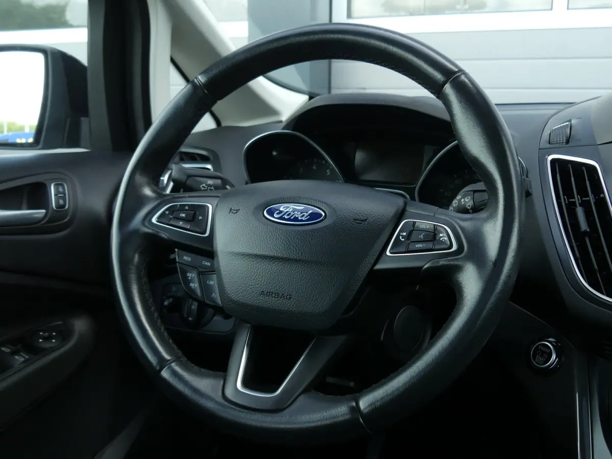 1.0 Titanium / Navigatie / Panoramadak / Apple Carplay