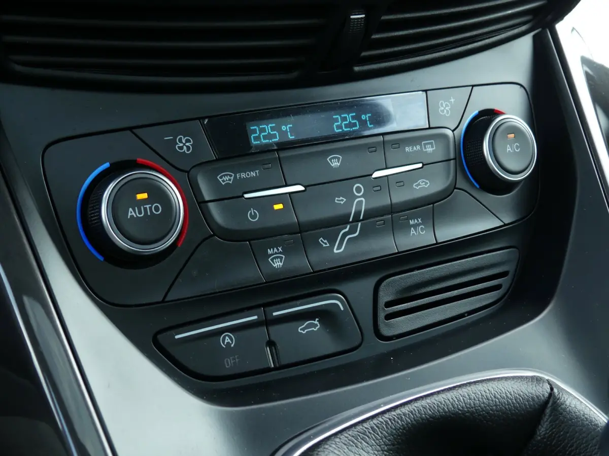 1.0 Titanium / Navigatie / Panoramadak / Apple Carplay