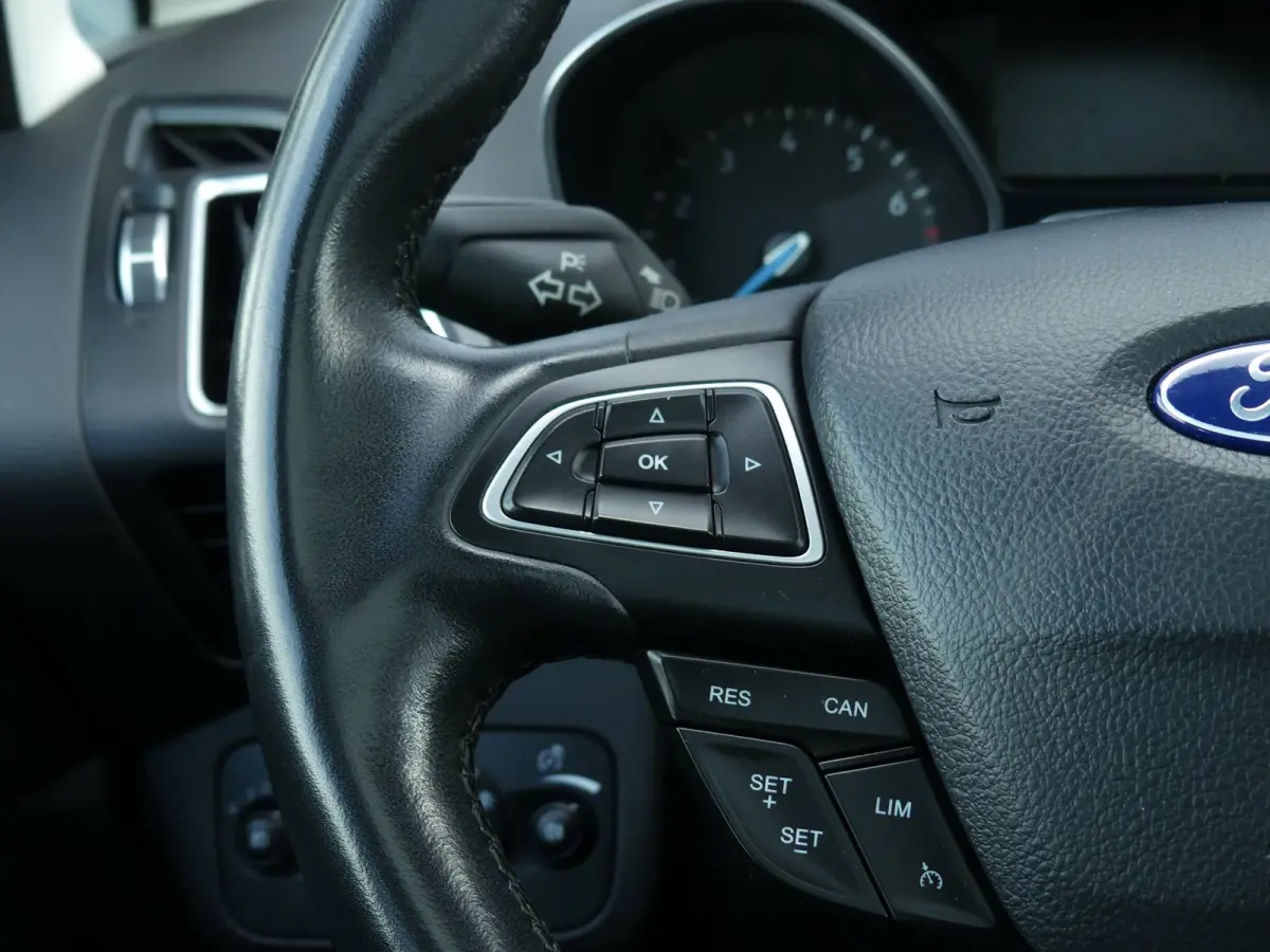 1.0 Titanium / Navigatie / Panoramadak / Apple Carplay