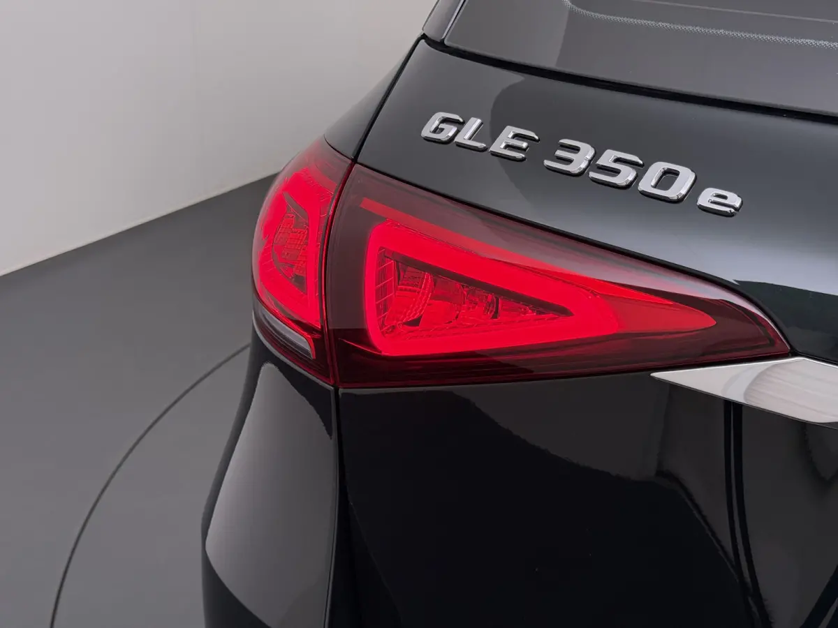 350e AMG 4Matic // SoH 97,4% // Trekhaak // Panoramadak // Distronic // 360 Camera // Rij Assistentiepakket // Carplay // Keyless entry // MultiBeam LED