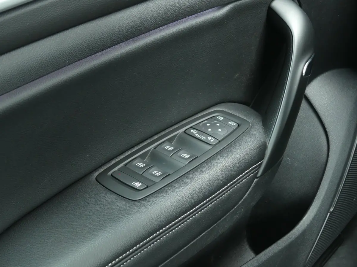 Estate 1.6 Plug-in Hybrid 160 Intens / Carplay