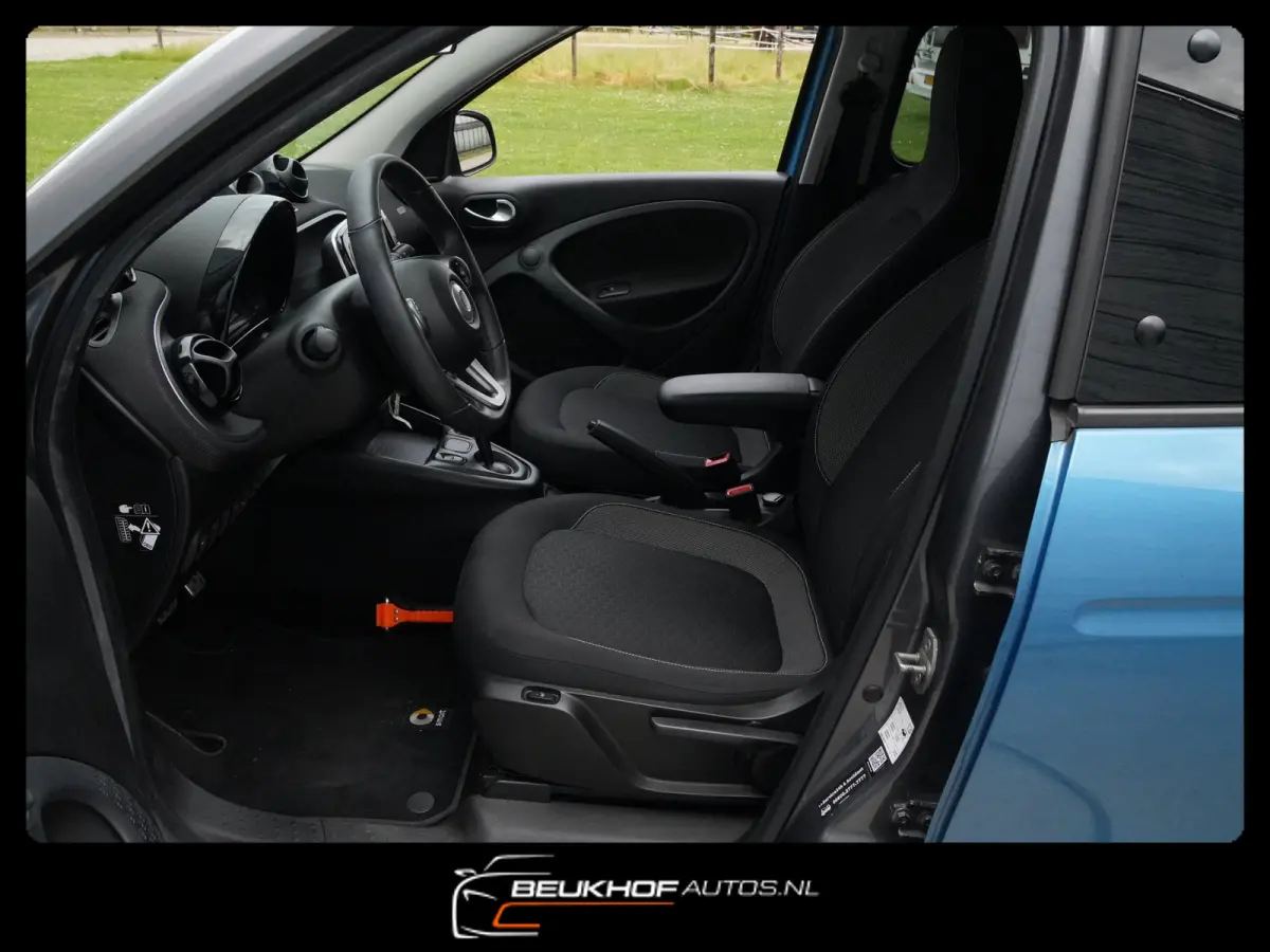 EQ Comfort 18 kWh 5dr Airco Radio Dab Cruise L