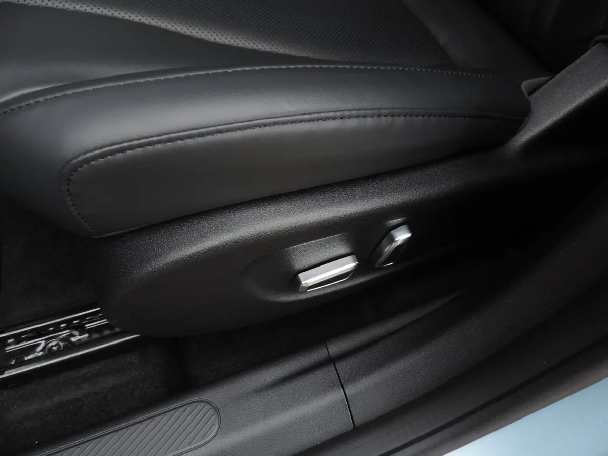Launch Ed. 42 kWh 15.000km | 1e Eig | NLauto | Stoelverw/koeling | Ad.cruise | Leer | LED kopl | CarPlay | Camera|17”