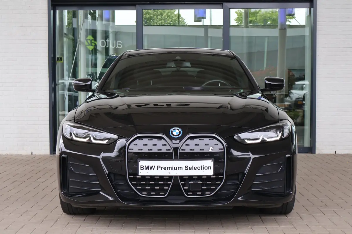 eDrive40 84 kWh | M-Sport | Head-Up | Stoelverwarming | Camera | PDC V+A | 18''