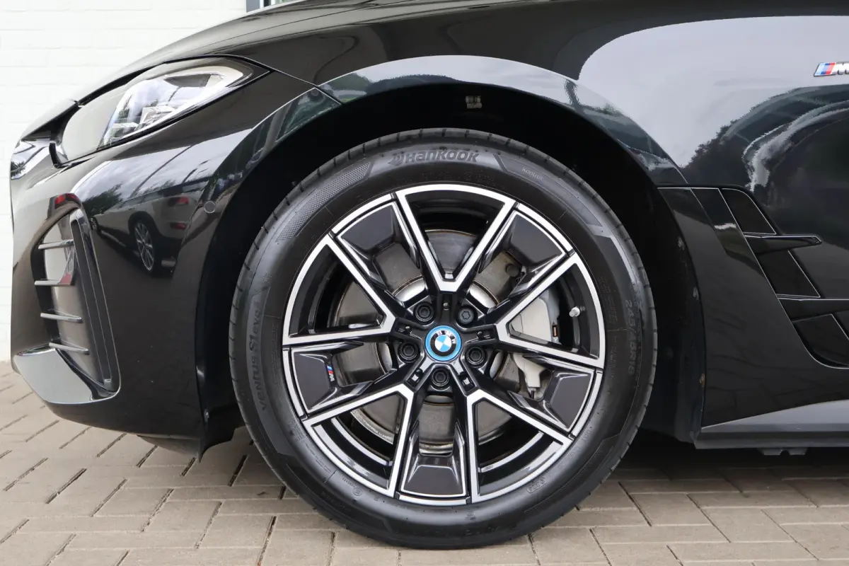 eDrive40 84 kWh | M-Sport | Head-Up | Stoelverwarming | Camera | PDC V+A | 18''