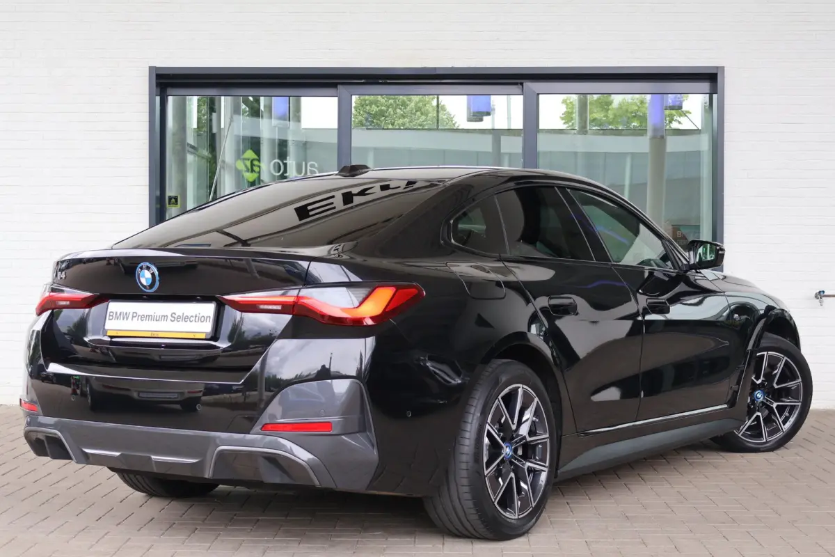 eDrive40 84 kWh | M-Sport | Head-Up | Stoelverwarming | Camera | PDC V+A | 18''