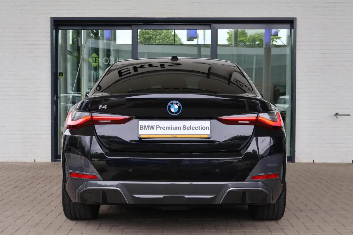 eDrive40 84 kWh | M-Sport | Head-Up | Stoelverwarming | Camera | PDC V+A | 18''