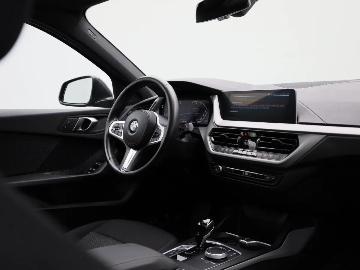 118i Executive | PANORAMADAK | APPLE CARPLAY | ANDROID AUTO | CLIMATE CONTROL | CRUISE CONTROL | PARKEERSENSOREN |