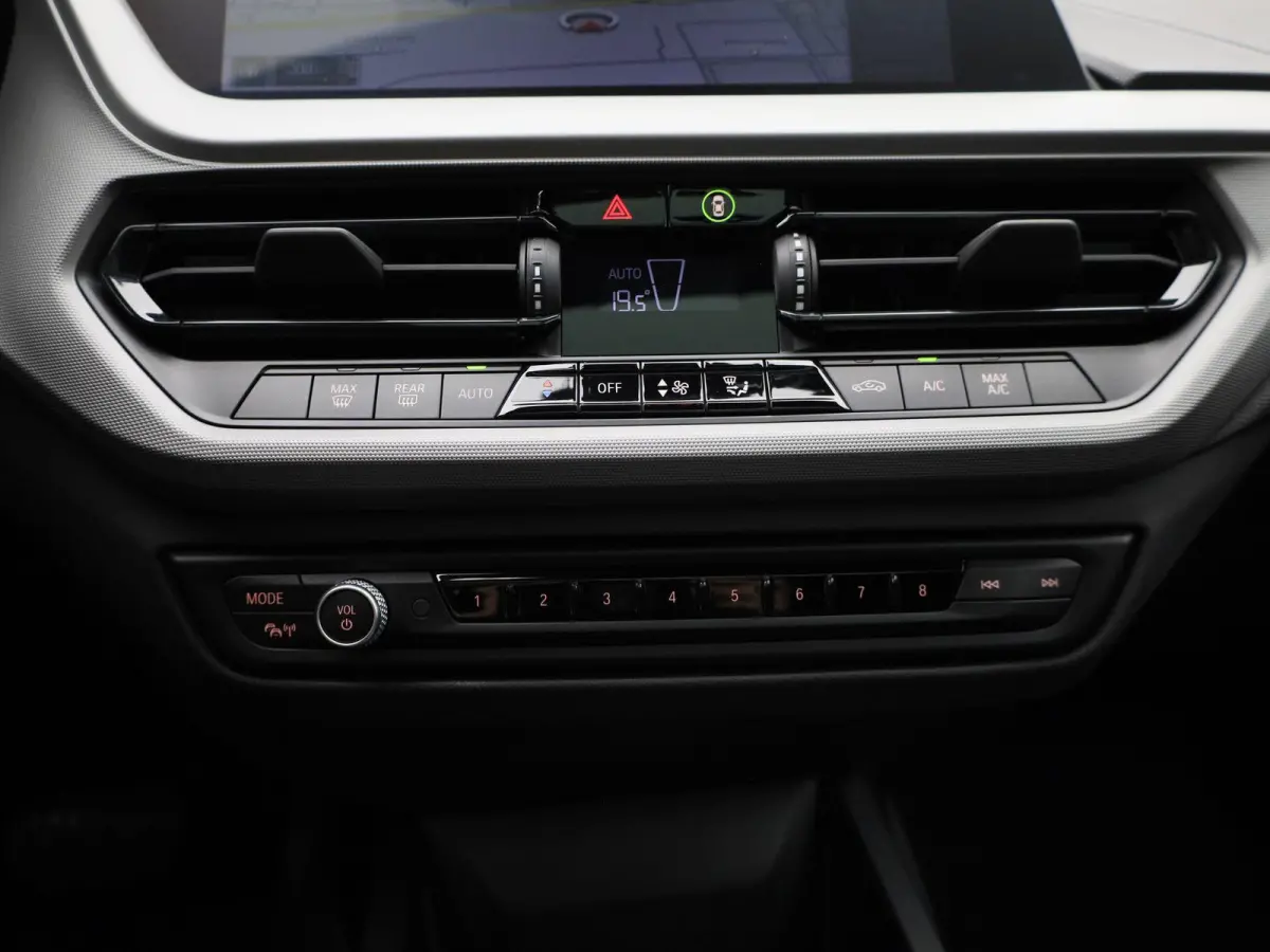 118i Executive | PANORAMADAK | APPLE CARPLAY | ANDROID AUTO | CLIMATE CONTROL | CRUISE CONTROL | PARKEERSENSOREN |