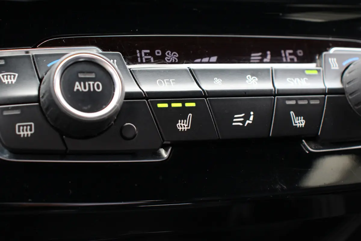 sDrive18i High Executive | DEALER OH ! | LEDER | ALL SEASON | CRUISE | PARK SENSE ACHTER | STOELVERWARMING |