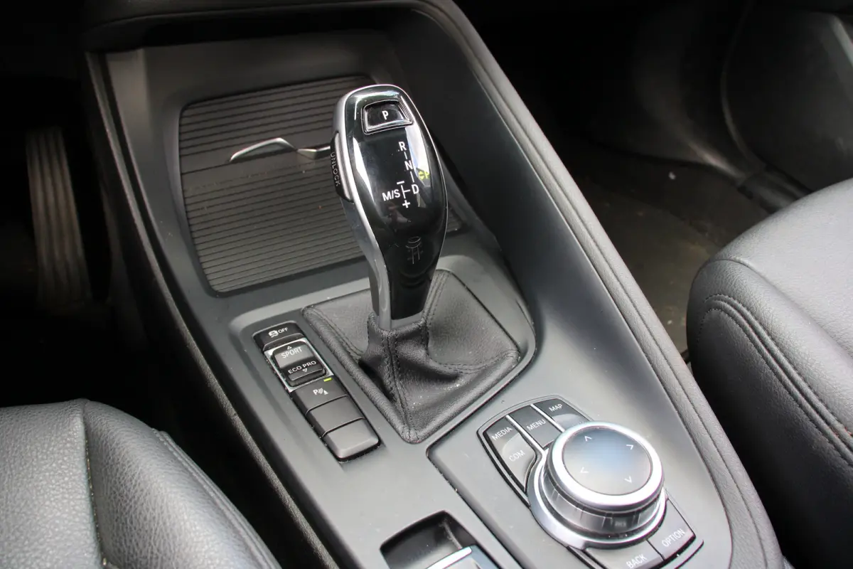 sDrive18i High Executive | DEALER OH ! | LEDER | ALL SEASON | CRUISE | PARK SENSE ACHTER | STOELVERWARMING |