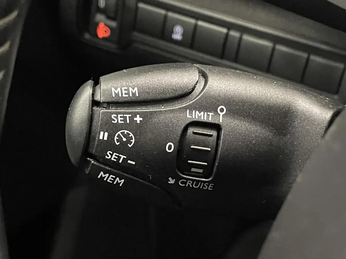 1.2 PureTech Active Pack Trekhaak Navigatie Parkeersensoren achter Cruise Control Climate Control