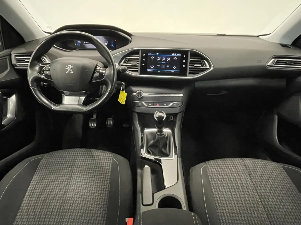 1.2 PureTech Active Pack Trekhaak Navigatie Parkeersensoren achter Cruise Control Climate Control