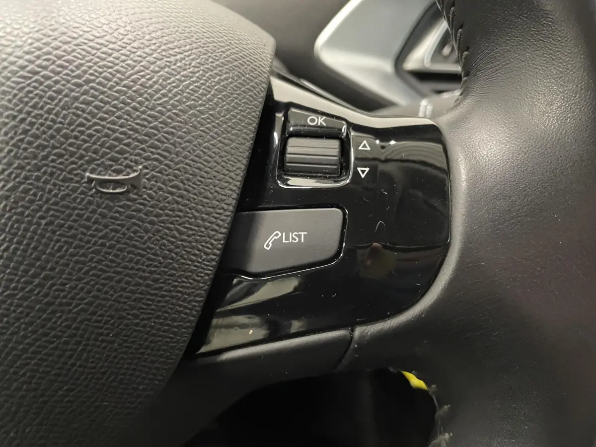 1.2 PureTech Active Pack Trekhaak Navigatie Parkeersensoren achter Cruise Control Climate Control