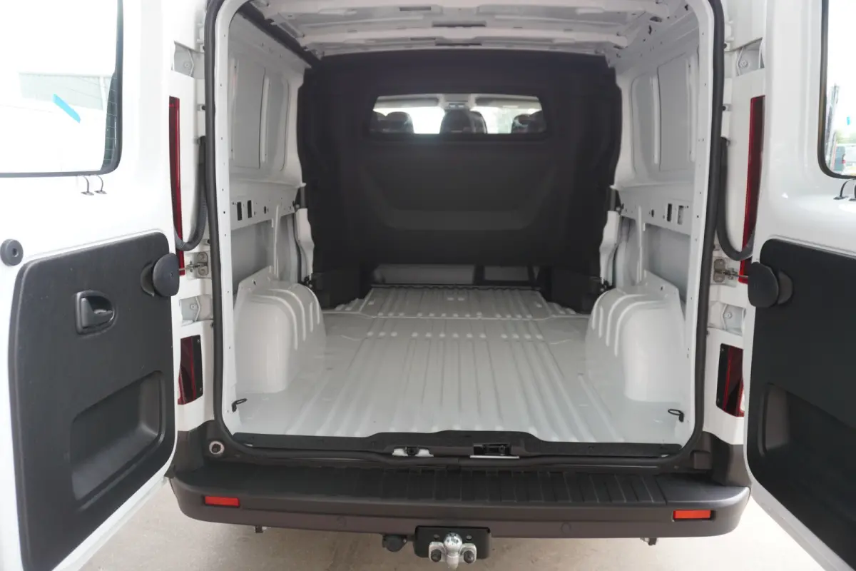 2.0 Blue dCi 130PK T30 L2H1 Advance Dubbelcabine nr.V076 | Climate | Cruise | Camera| Navi | Trekhaak