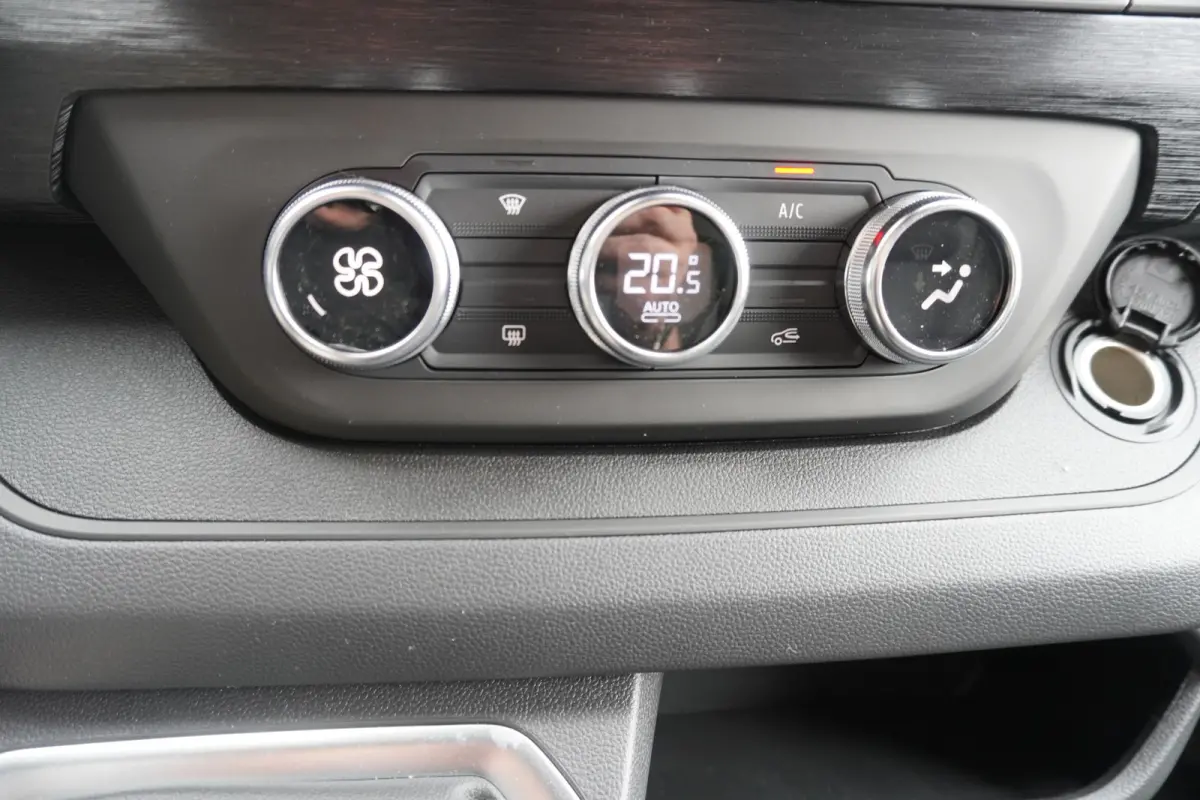 2.0 Blue dCi 130PK T30 L2H1 Advance Dubbelcabine nr.V076 | Climate | Cruise | Camera| Navi | Trekhaak