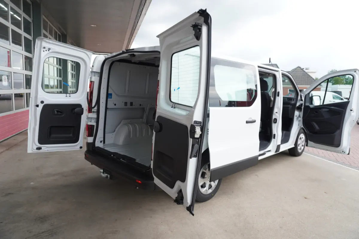 2.0 Blue dCi 130PK T30 L2H1 Advance Dubbelcabine nr.V076 | Climate | Cruise | Camera| Navi | Trekhaak