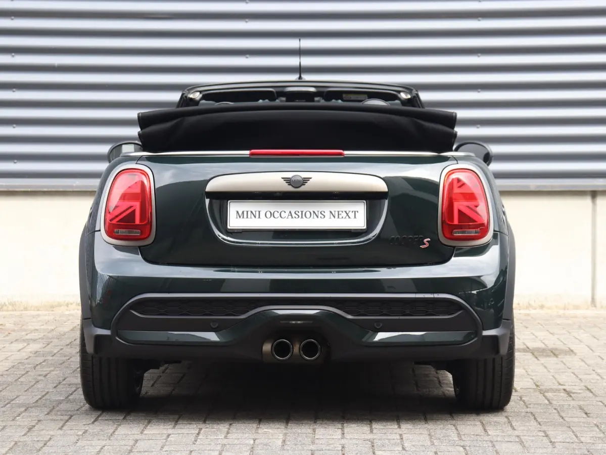 S | Resolute Edition + Camera + Head-Up + Sportstoelen + Harman Kardon + Apple Carplay + Comfort Access + Verwarmbare Voorstoelen + 18'' Pulse Spoke Zwart