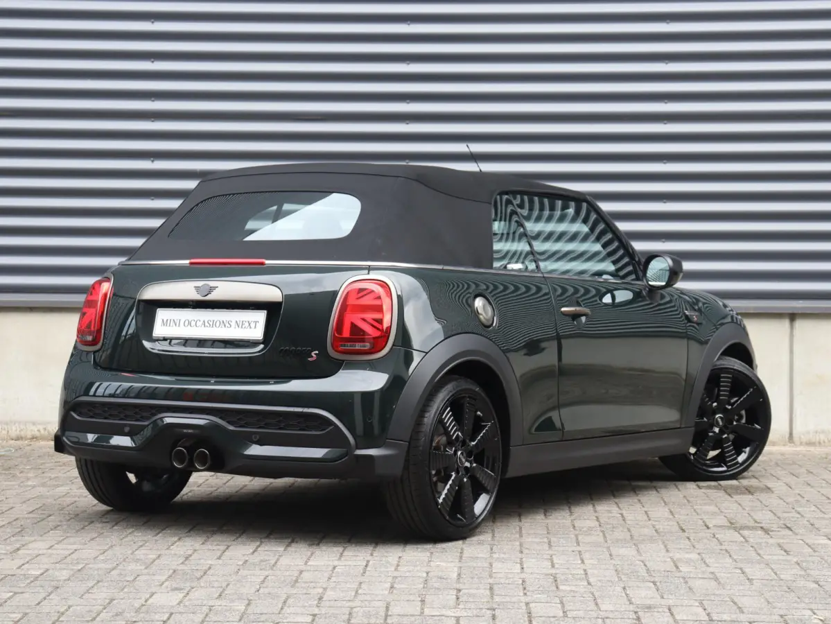 S | Resolute Edition + Camera + Head-Up + Sportstoelen + Harman Kardon + Apple Carplay + Comfort Access + Verwarmbare Voorstoelen + 18'' Pulse Spoke Zwart