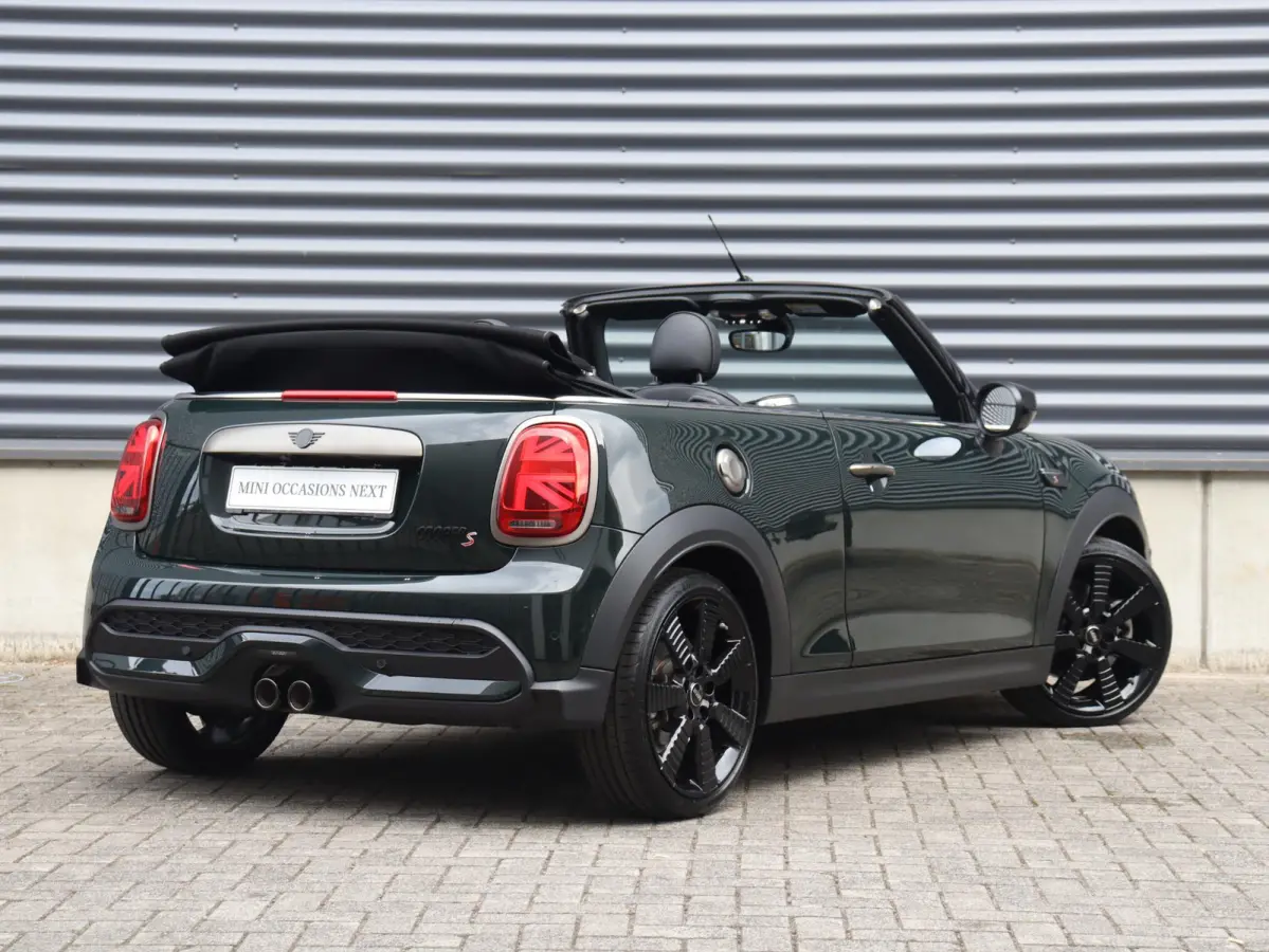 S | Resolute Edition + Camera + Head-Up + Sportstoelen + Harman Kardon + Apple Carplay + Comfort Access + Verwarmbare Voorstoelen + 18'' Pulse Spoke Zwart