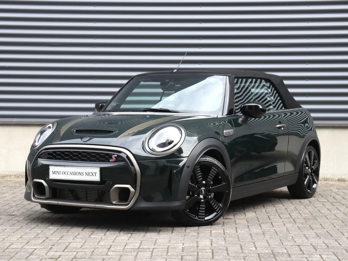 S | Resolute Edition + Camera + Head-Up + Sportstoelen + Harman Kardon + Apple Carplay + Comfort Access + Verwarmbare Voorstoelen + 18'' Pulse Spoke Zwart