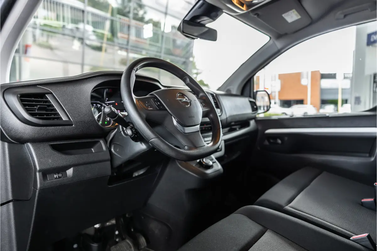 2.0 BlueHDi L3 DC | Dubbel cabine | Automaat | 6-Zitter | Navigatie | Camera | CarPlay | Dodehoek detector | Imperiaal | Trekhaak | F1 Flippers | Airco | BPM Vrij | Dealer onderhouden | Nieu