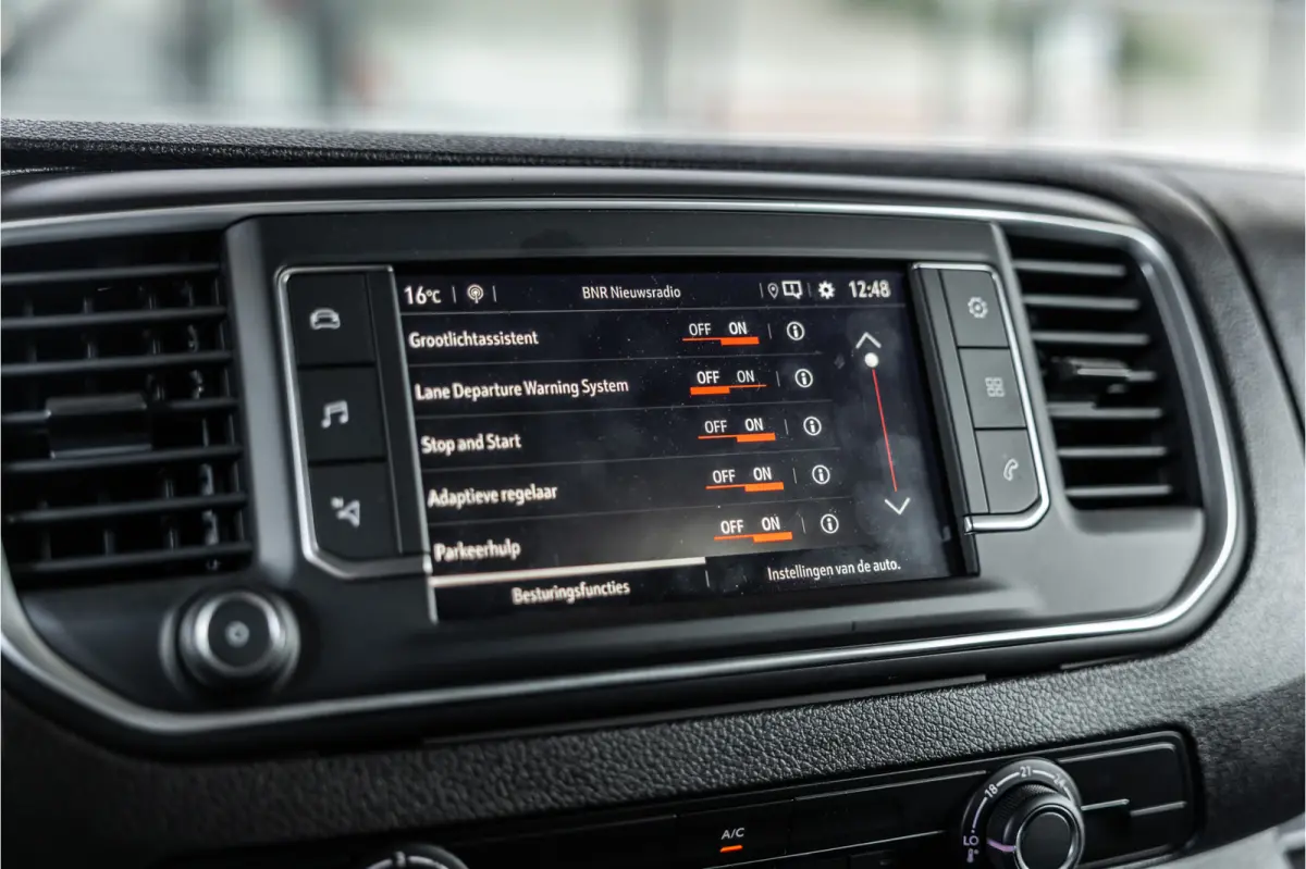 2.0 BlueHDi L3 DC | Dubbel cabine | Automaat | 6-Zitter | Navigatie | Camera | CarPlay | Dodehoek detector | Imperiaal | Trekhaak | F1 Flippers | Airco | BPM Vrij | Dealer onderhouden | Nieu
