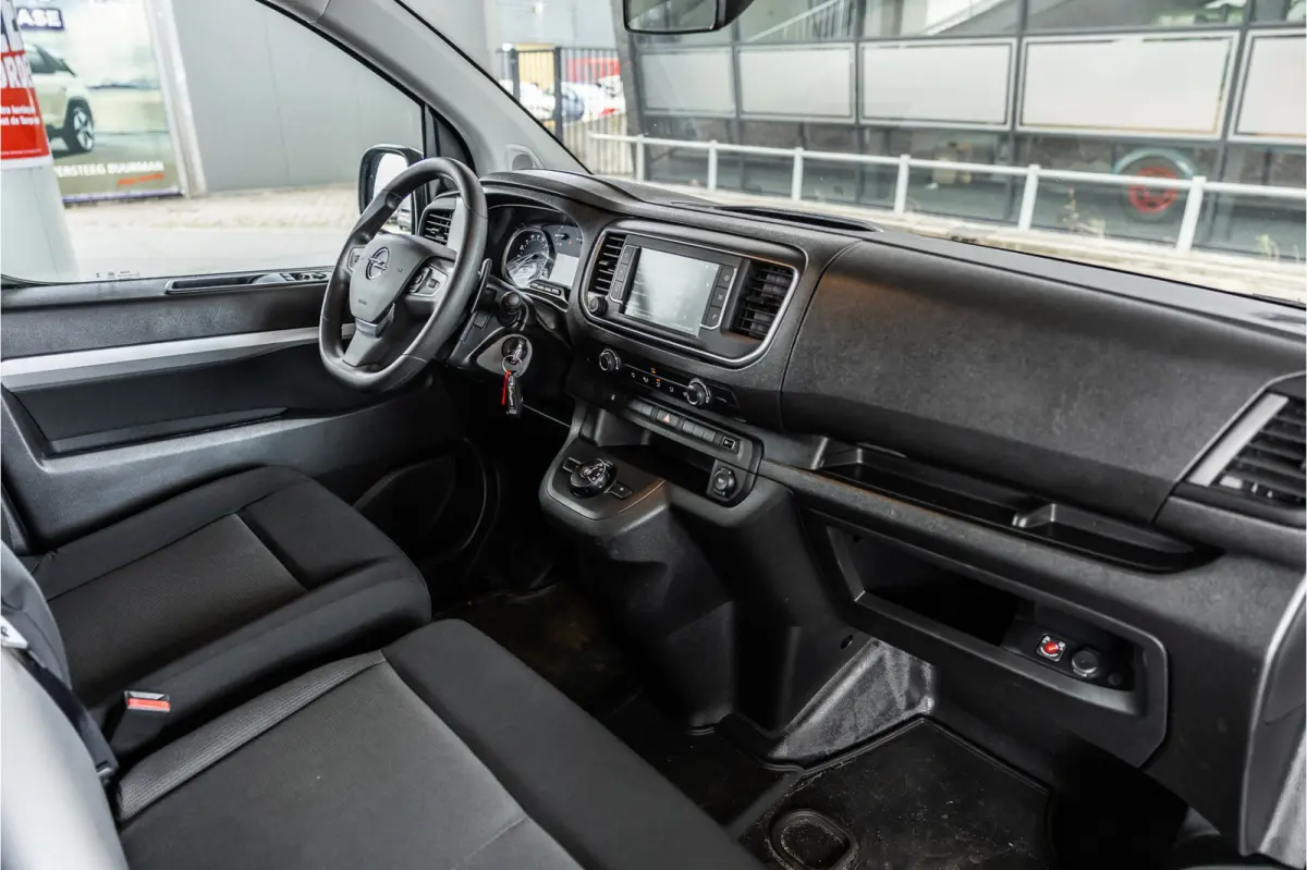 2.0 BlueHDi L3 DC | Dubbel cabine | Automaat | 6-Zitter | Navigatie | Camera | CarPlay | Dodehoek detector | Imperiaal | Trekhaak | F1 Flippers | Airco | BPM Vrij | Dealer onderhouden | Nieu