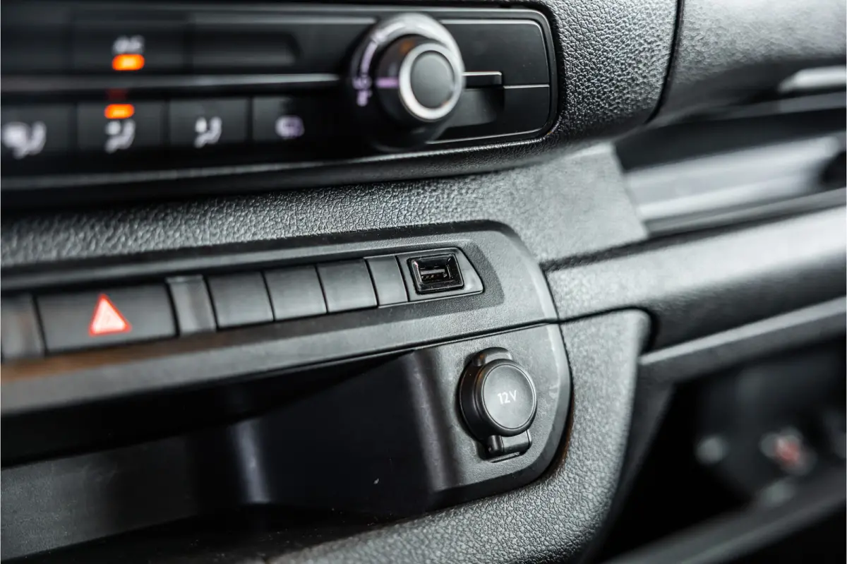 2.0 BlueHDi L3 DC | Dubbel cabine | Automaat | 6-Zitter | Navigatie | Camera | CarPlay | Dodehoek detector | Imperiaal | Trekhaak | F1 Flippers | Airco | BPM Vrij | Dealer onderhouden | Nieu