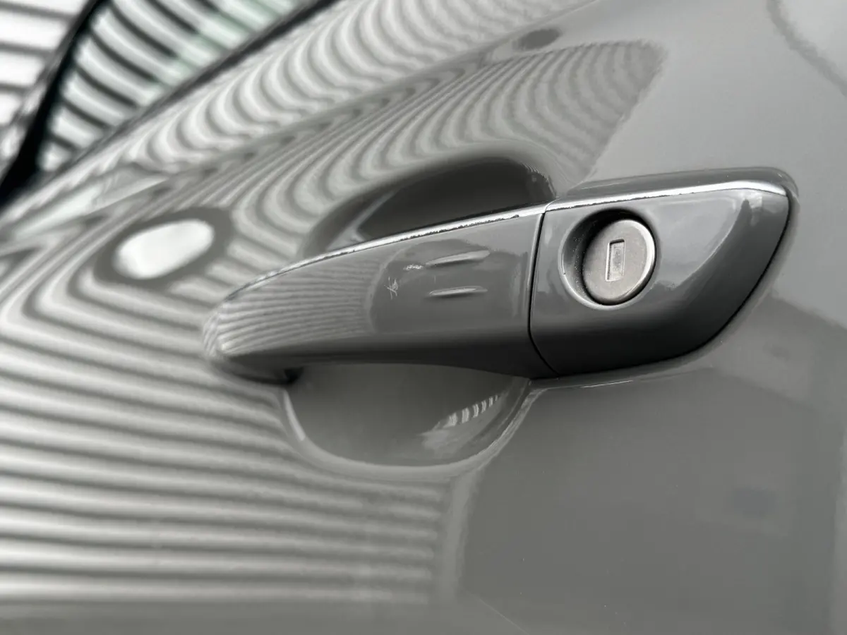 E-TENSE 225PK ESPRIT DE VOYAGE / NAVI / LEDER / CLIMA / FULL-LED / 19" LMV / PANO. DAK / KEYLESS / WINTERPAKKET / ADAPT. CRUISE / FULL OPTIONS !!