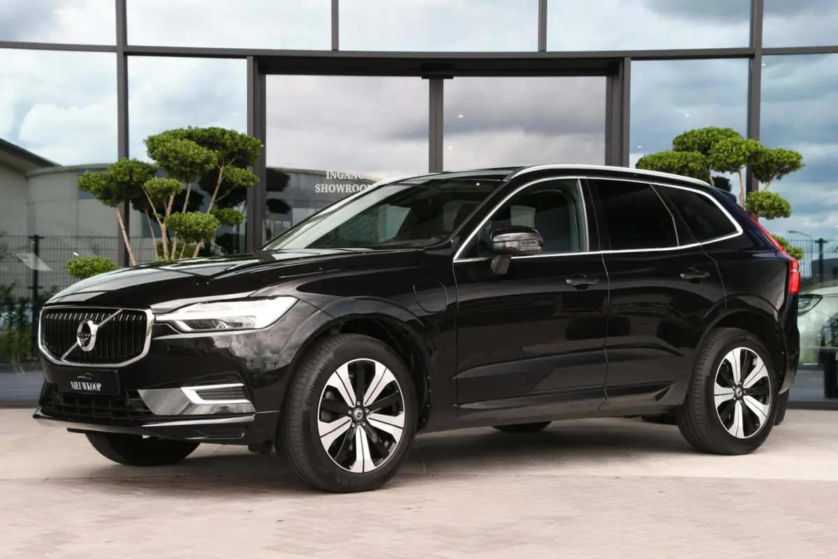 2.0 T8 Twin Engine AWD Momentum CARPLAY | PANO | HEAD UP
