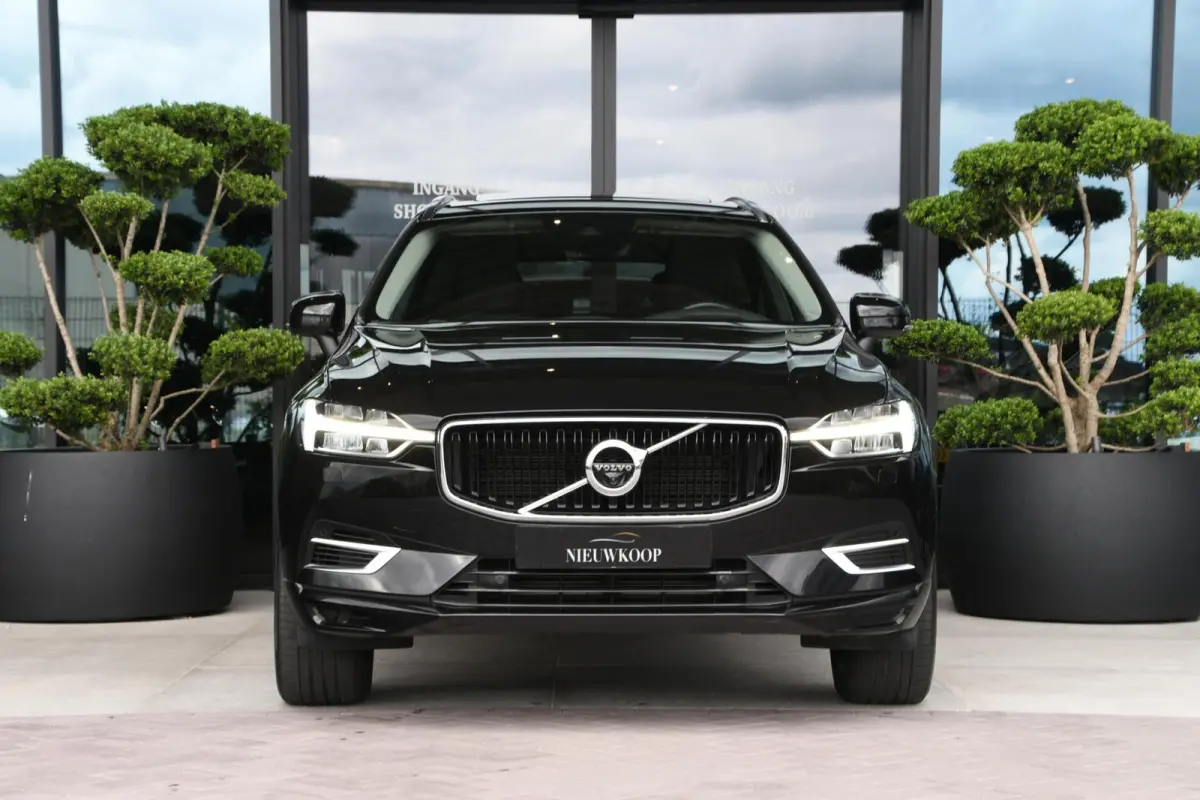 2.0 T8 Twin Engine AWD Momentum CARPLAY | PANO | HEAD UP