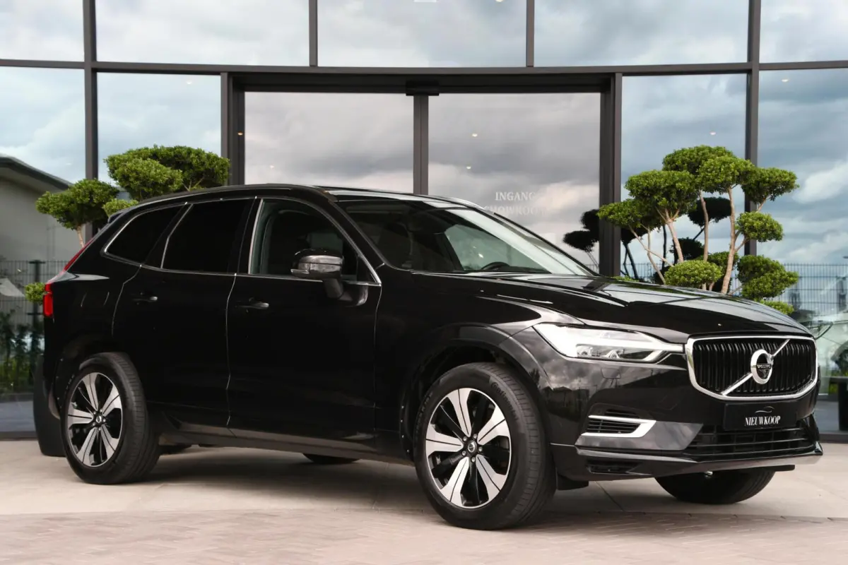 2.0 T8 Twin Engine AWD Momentum CARPLAY | PANO | HEAD UP