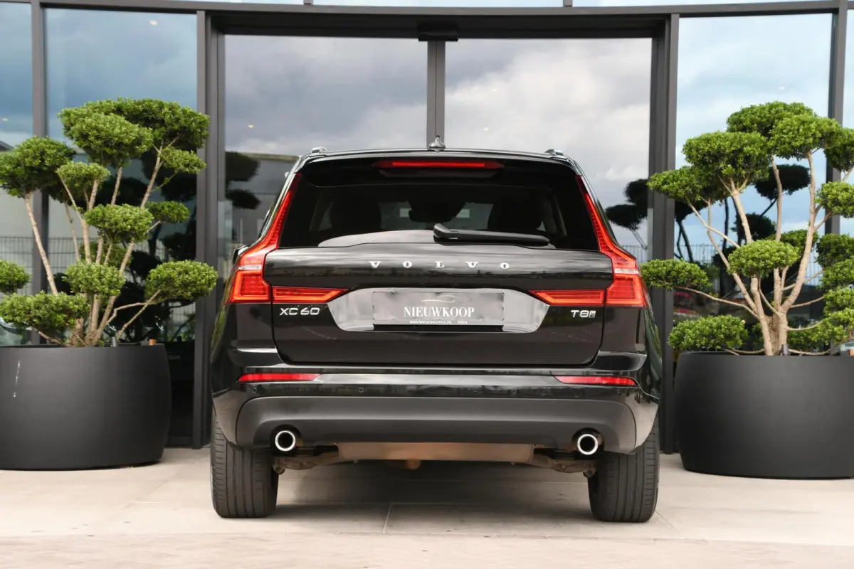 2.0 T8 Twin Engine AWD Momentum CARPLAY | PANO | HEAD UP