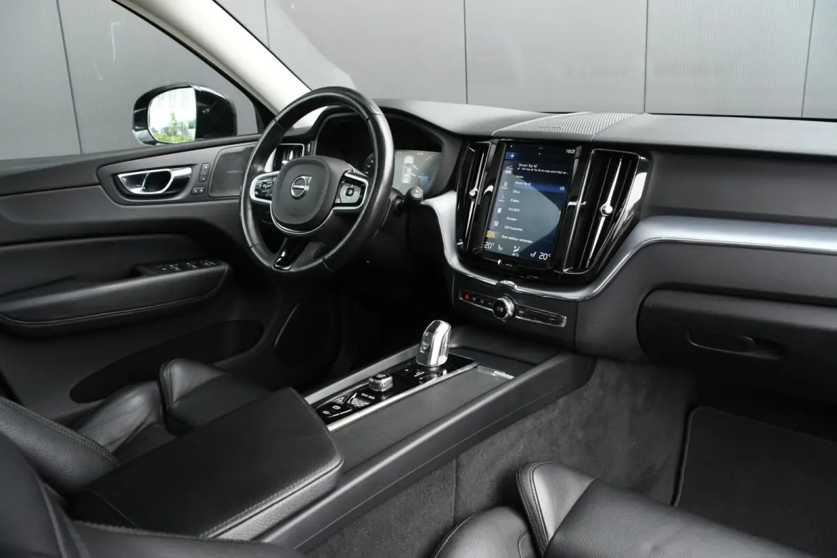 2.0 T8 Twin Engine AWD Momentum CARPLAY | PANO | HEAD UP