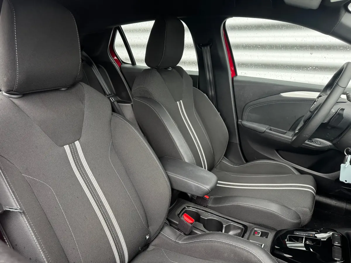 1.2 TURBO HYBRID 100PK GS AUTOMAAT / NAVI / LEDER / AIRCO / LED / PDC / 16" LMV / CAMERA / 1E EIGENAAR / NIEUWSTAAT !!