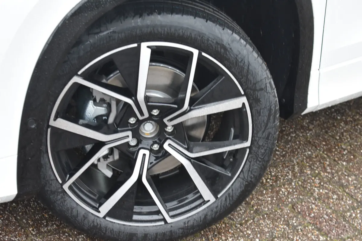 R-Line Edition | Trekhaak | 'App-Connect' draadloze smartphone integratie | Automatische afstandsregeling (Adaptive Cruise Control) | Buitenspiegels elektrisch instel-, verwarm- en inklapbaa