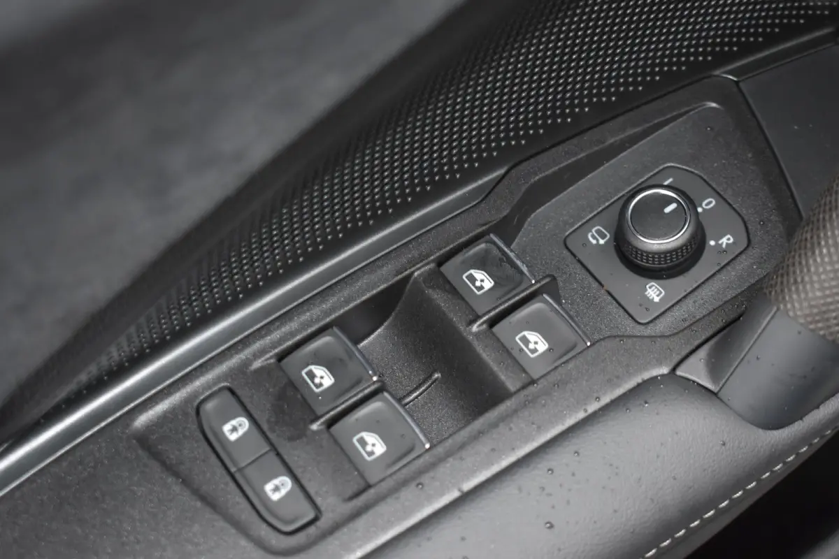 R-Line Edition | Trekhaak | 'App-Connect' draadloze smartphone integratie | Automatische afstandsregeling (Adaptive Cruise Control) | Buitenspiegels elektrisch instel-, verwarm- en inklapbaa