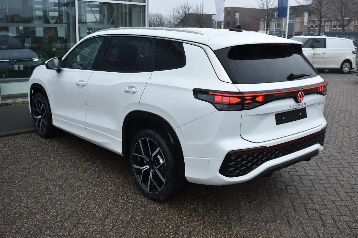 R-Line Edition | Trekhaak | 'App-Connect' draadloze smartphone integratie | Automatische afstandsregeling (Adaptive Cruise Control) | Buitenspiegels elektrisch instel-, verwarm- en inklapbaa
