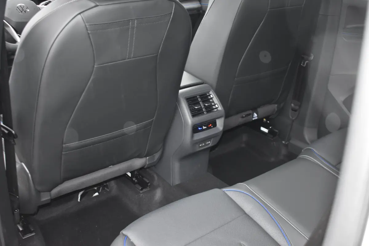 R-Line Edition | Trekhaak | 'App-Connect' draadloze smartphone integratie | Automatische afstandsregeling (Adaptive Cruise Control) | Buitenspiegels elektrisch instel-, verwarm- en inklapbaa