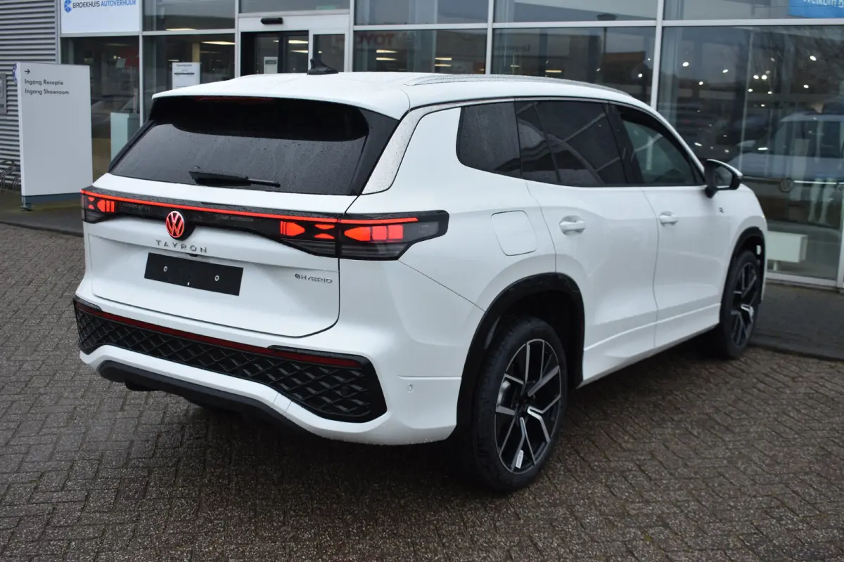 R-Line Edition | Trekhaak | 'App-Connect' draadloze smartphone integratie | Automatische afstandsregeling (Adaptive Cruise Control) | Buitenspiegels elektrisch instel-, verwarm- en inklapbaa